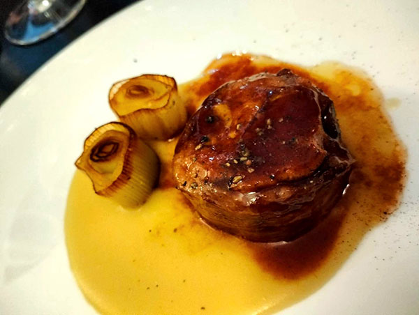 Arrostino di vitello e il suo fondo su crema di patate e porro abbrustolito