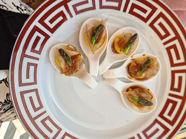 Gnocco, semolino, porchetta e asparagi