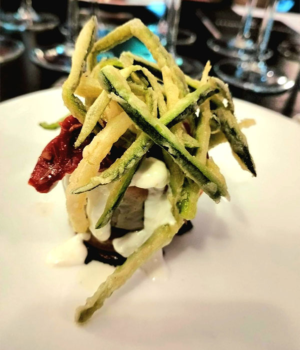 Parmigiana di melanzane incartata con stracciatella e fili di zucchina croccanti