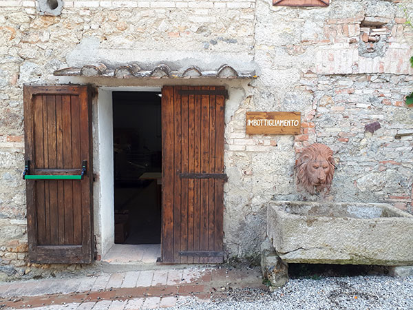 Ingresso alla sala di imbottigliamento della Fattoria San Donato