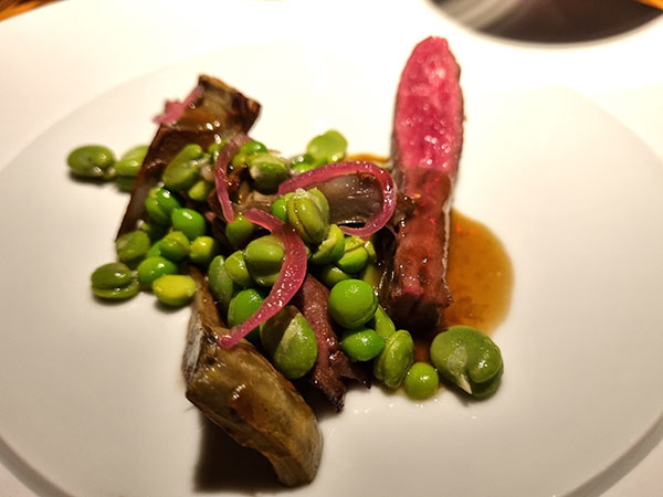 manzo 30 mesi alla brace con fave, piselli e carciofi