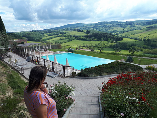 Sandra Mora di Poderi Arcangelo guarda il paesaggio dal suo agriturismo