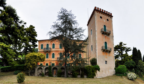 Villa Trabucchi e la Torre Civica a Cavaion Veronese
