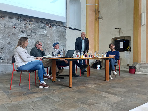 Sergio Germano (in piedi) con parte de Gli Svitati