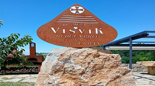 L’insegna della vigna posta su un blocco di ponca