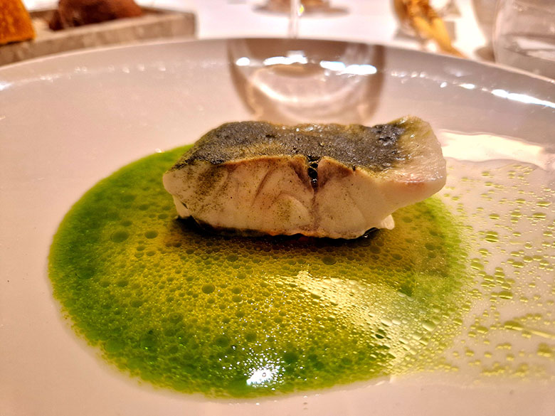 Acquapazza, la spigola nella sua essenza, con alghe, pomodoro e zenzero