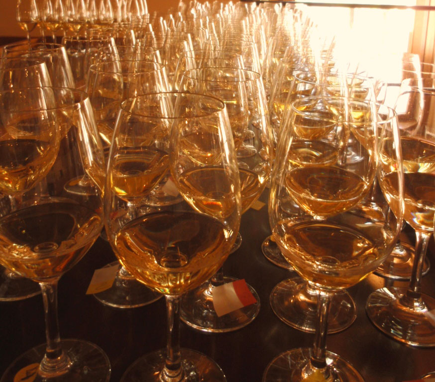 Vini bianchi nel calice