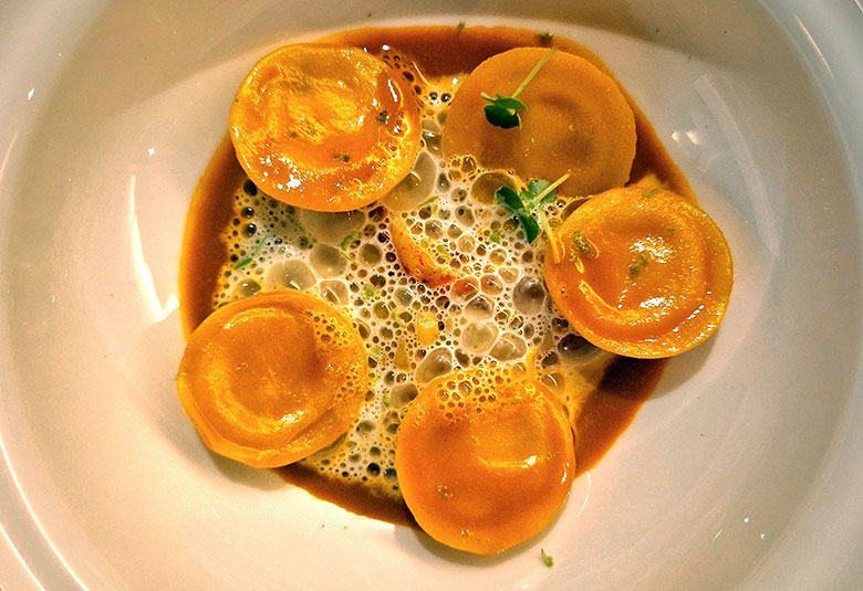 Bottoni farciti di patate, provola e bisque di astice