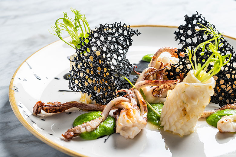 Calamaro arrosto su crema di pisello e il suo inchiostro