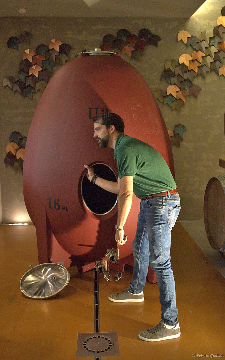 Alessandro Campatelli spiega l'utilizzo dell'uovo in cemento non vetrificato