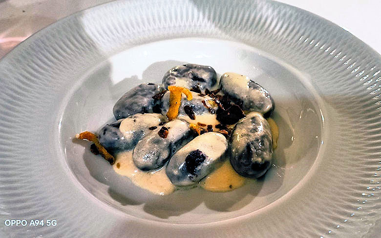 Gnudi di patate e farina di castagne conditi con ciccioli ed una crema di Bagòss