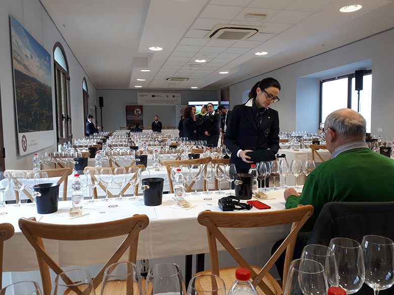 I primi giornalisti iniziano a degustare