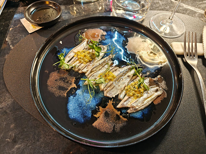 Alici marinate, passion fruit e olio aromatizzato