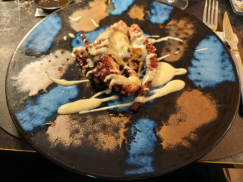 Polpo croccante, funghi alla piastra e crema di patate