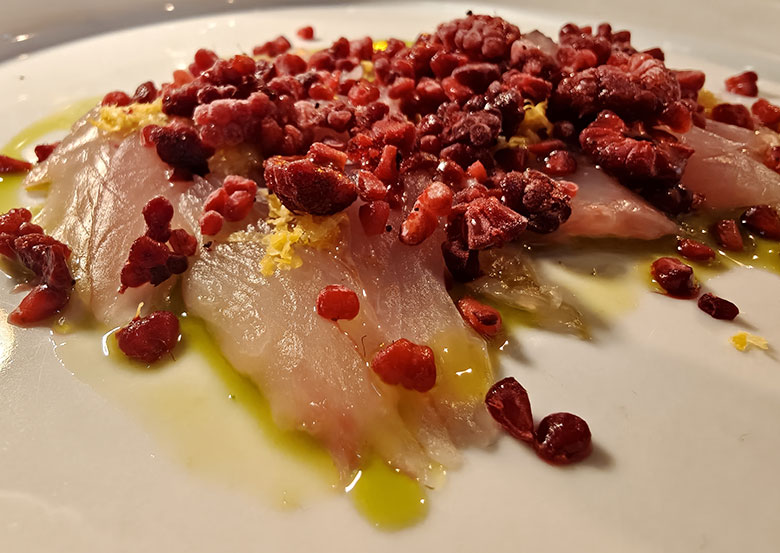 Sashimi di Ricciola frollata lamponi abbattuti olio al lemon grass