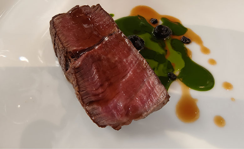 Filetto di Manzo, crema di spinaci, aglio all’alloro e aglio nero