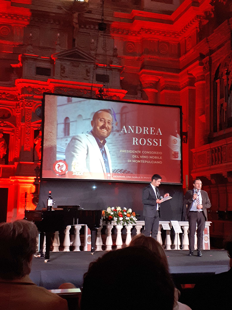 Il presidente del consorzio Andrea Rossi durante la bellissima presentazione delle Pievi nel Duomo di San Biagio