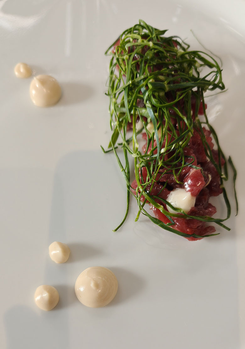 Zolla di manzo, mandorle e acetosa