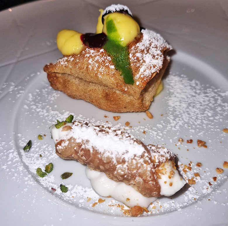 montanarina mirtilli e cannella accompagnata da un mini-cannolo di ricotta