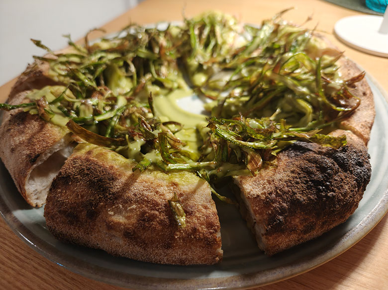 Pizza asparagi e caciofiore
