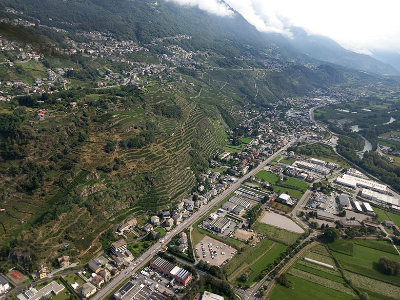 I terrazzamenti della Valtellina visti dall'elicottero