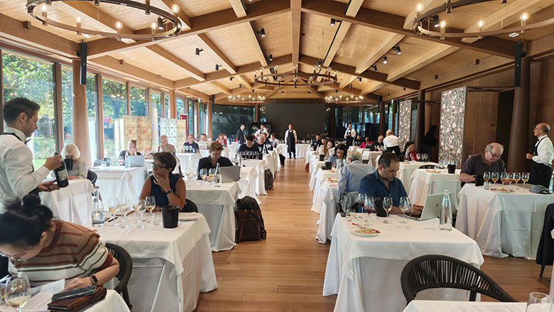 La sala allestita per la degustazione tecnica a Villa Abbondanzi