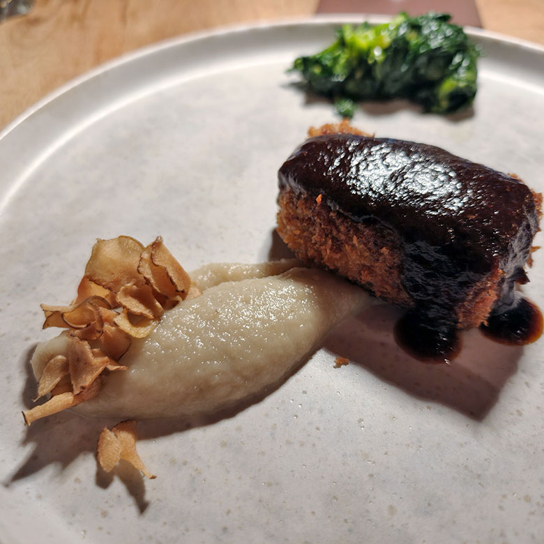 Cubo di manzo a lenta cottura, con salsa di topinambur e verdure di stagione