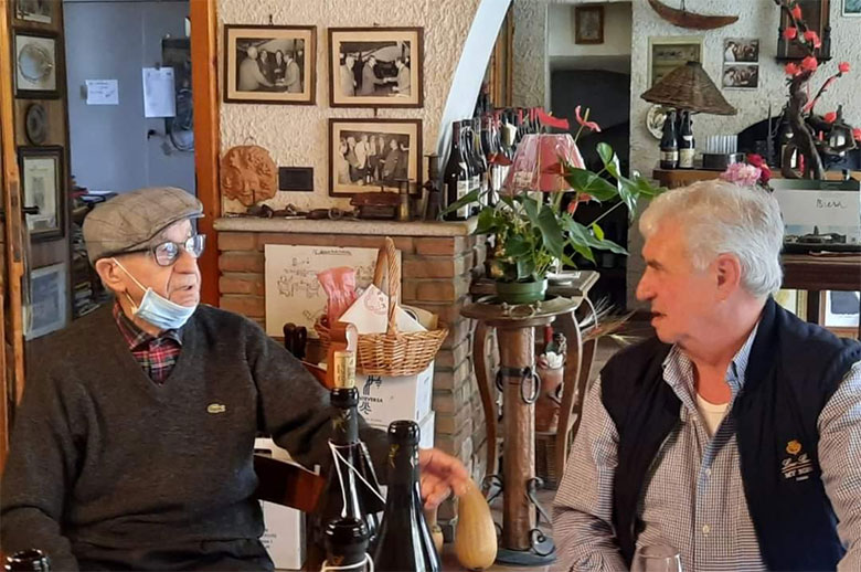 Gioachino Palestro (a dx), con Maga Lino nella sua enoteca di Broni, nel 2015