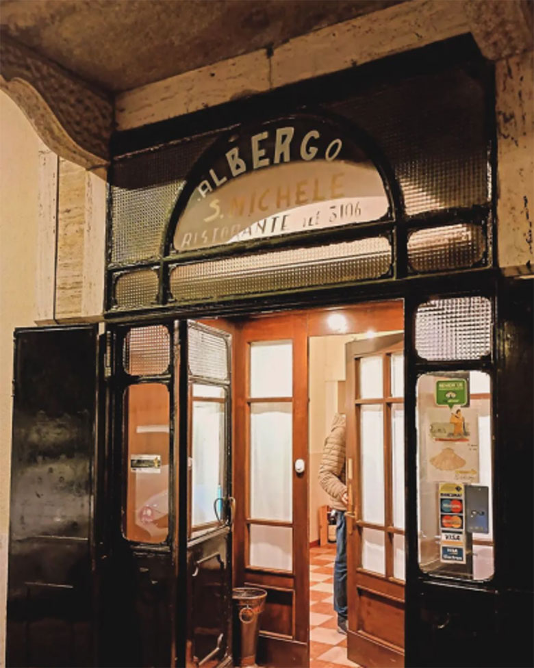 Entrata ristorante Torino dell'Albergo San Michele a Mortara