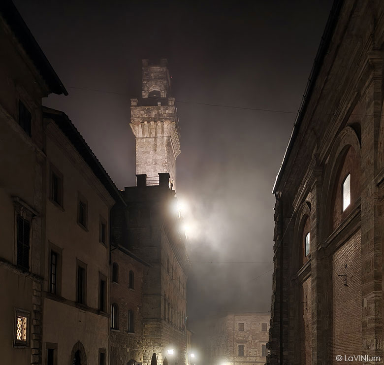 Montepulciano. La nebbia in Piazza Grande