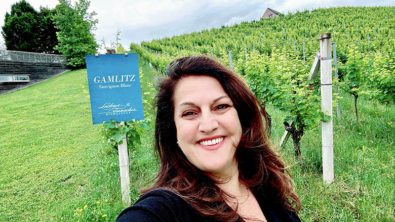 Rachele Bernardo davanti alla vigna del Sauvignon Blanc