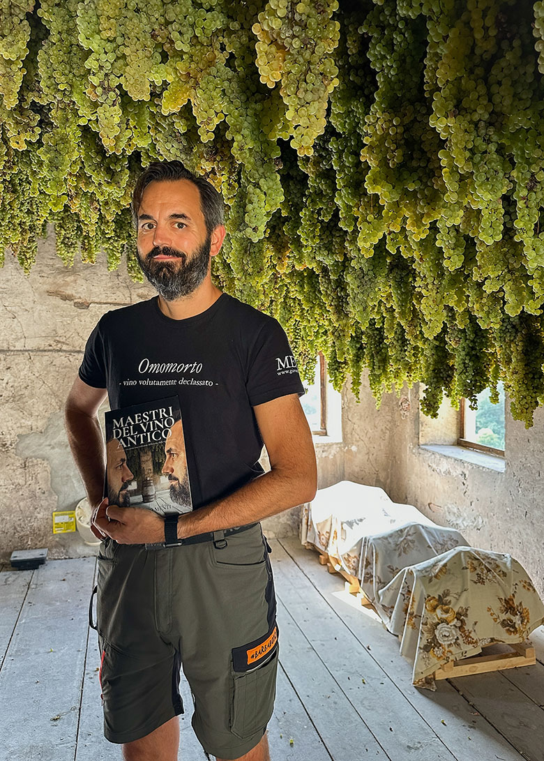 Stefano Menti con il volume "Maestri del Vino Antico"