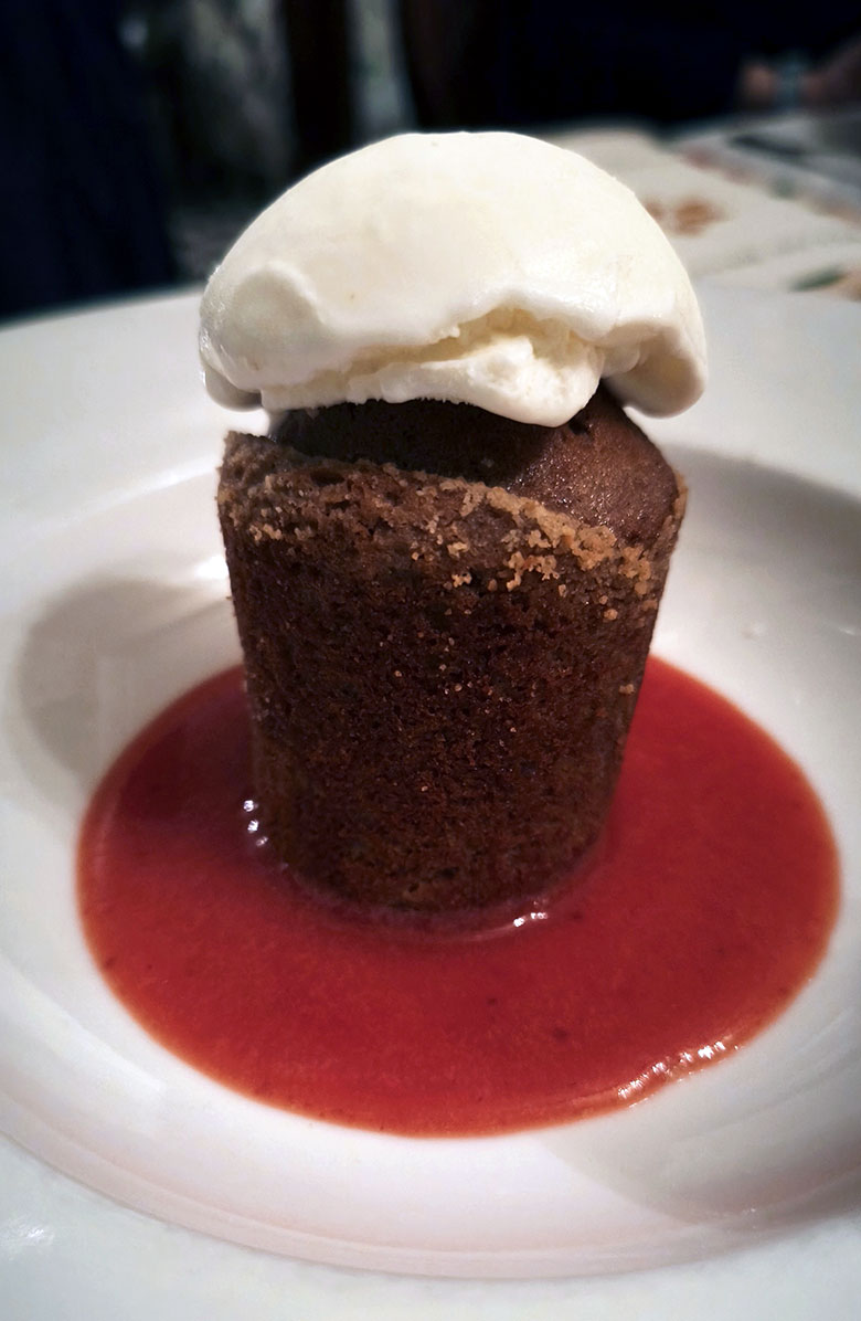 Flan alle fragoline di Ribera con zuppetta al pepe nero e gelato al latte
