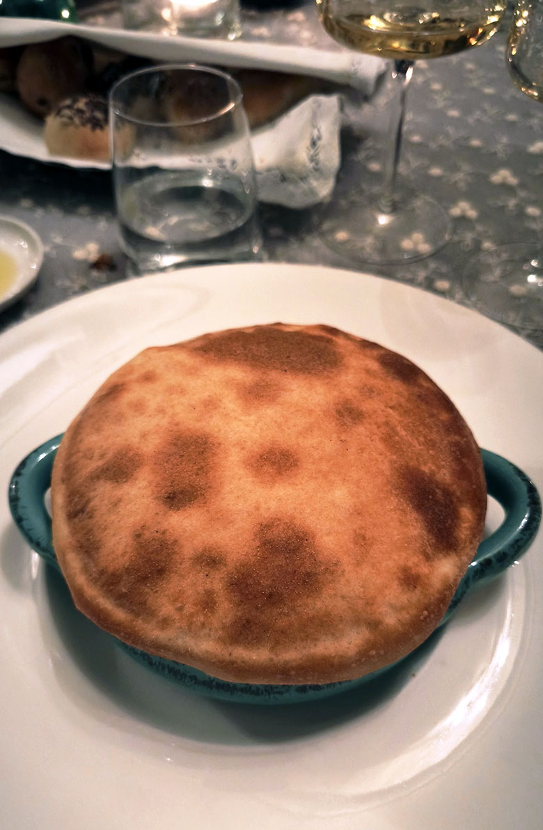 Tegame di cernia e gambero rosso con ribollita di carciofi e peperoni
