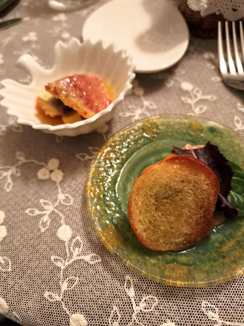 Escabeche di sgombro e triglia con verdure e zafferano