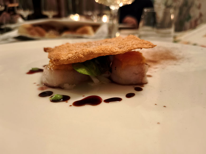 Millefoglie di merluzzo alle mandorle con agrumi al timo selvatico, calamaro aromatizzato alla cannella e riduzione agrodolce al miele