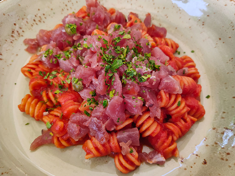fusillotti Felicetti all'arrabbiata con tartare di tonno, cipolla rossa di Tropea e capperi