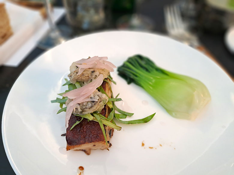Pancia di maialino croccante e leccata, con ostriche e alghe in tempura, foglia d’ostrica e scalogno in agrodolce, accompagnata dal pak choi a vapore