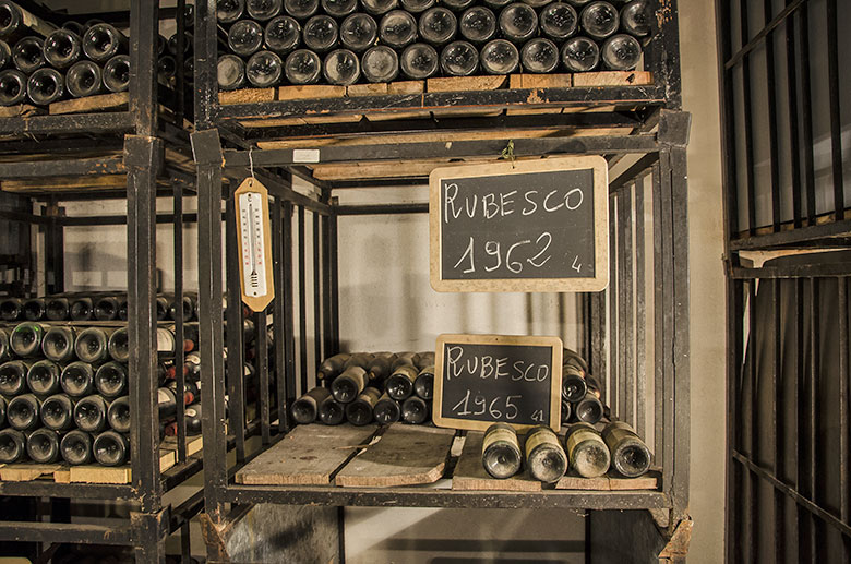 Grotta con le vecchie annate e il Rubesco 1962