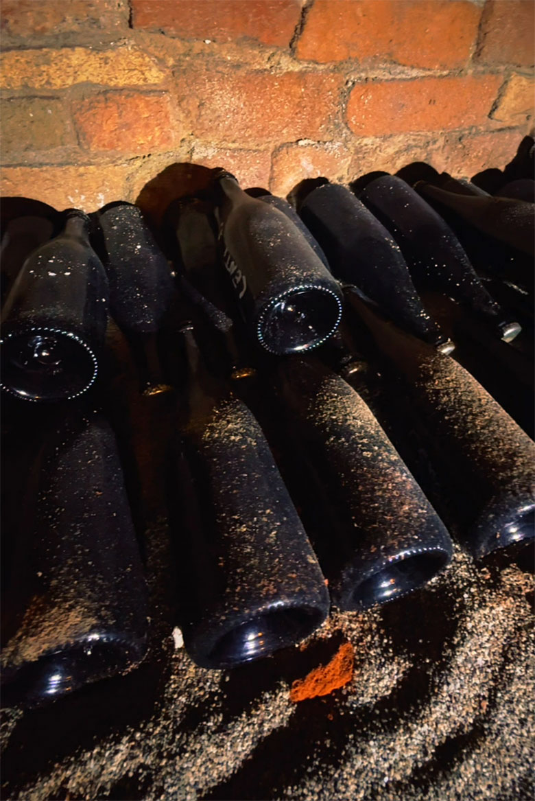 Sant'Anna dei Bricchetti bottiglie in cantina